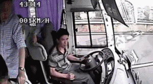 动图| 这些人开车不系安全带 当场被甩出车外