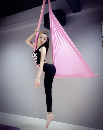 近日,马来西亚美女lynna lin在个人社交平台晒健身照,空中瑜伽大秀