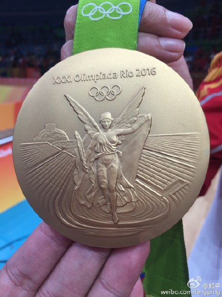 最后输了一场球的美国队是铜牌;输了两场球的塞尔维亚队是银牌;输了三