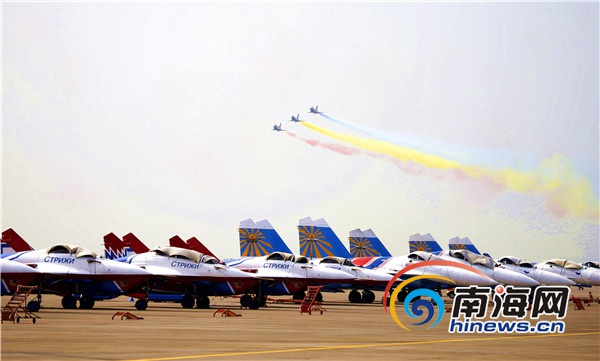 精彩!珠海航展八一飞行表演队特技飞行引观众欢呼