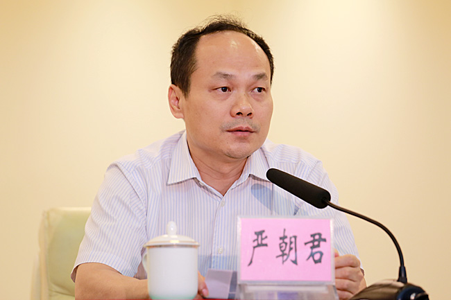 现三亚市委书记严朝君(儋州市委原书记)作表态发言.