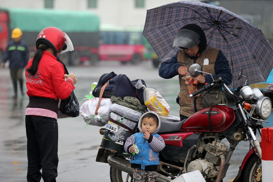 海口春运首日:回家过年 归心似箭的返乡人