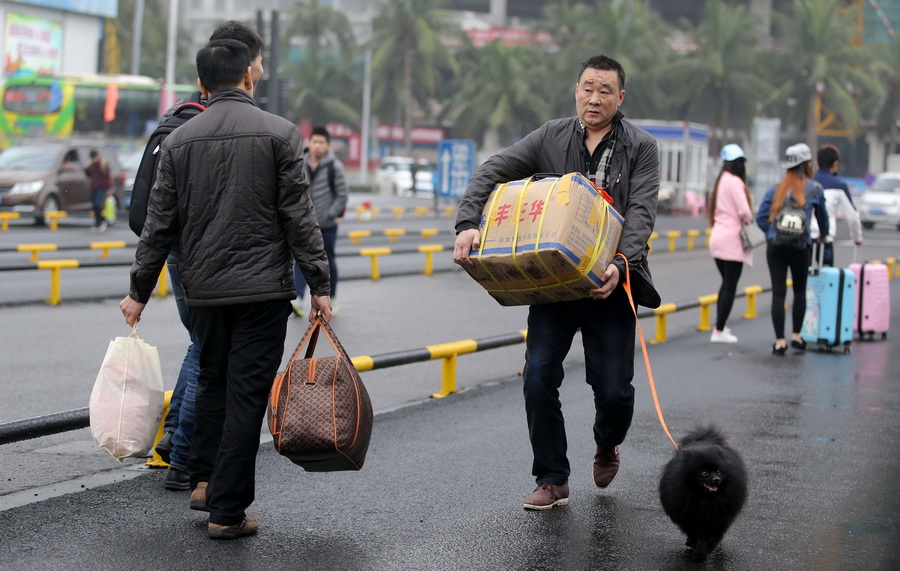 海口春运首日回家过年归心似箭的返乡人
