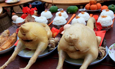 因为海南人过年吃鸡的历程,往往是这样:对过年吃鸡这件事,是又爱又恨