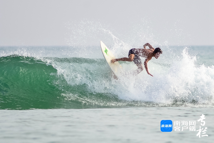 冲浪选手们在日月湾极富挑战的汹涌浪潮中激烈角逐.蔡亲东 摄