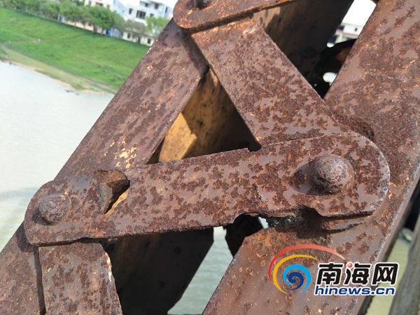 海南省文物保护单南渡江铁桥的桥梁锈蚀损毁严重.南海网记者 姜飞摄