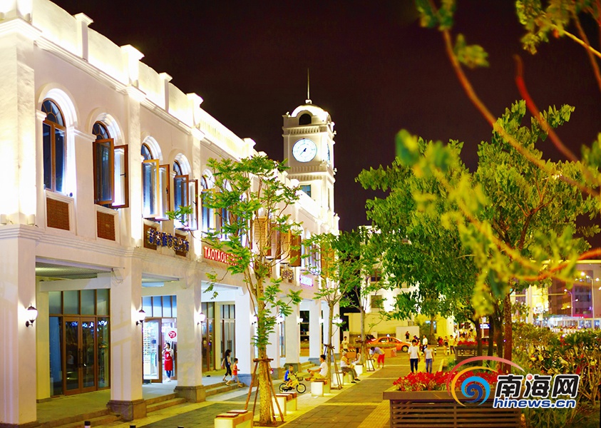 三亚解放路骑楼,已成为三亚市中心一处靓丽的新景观.
