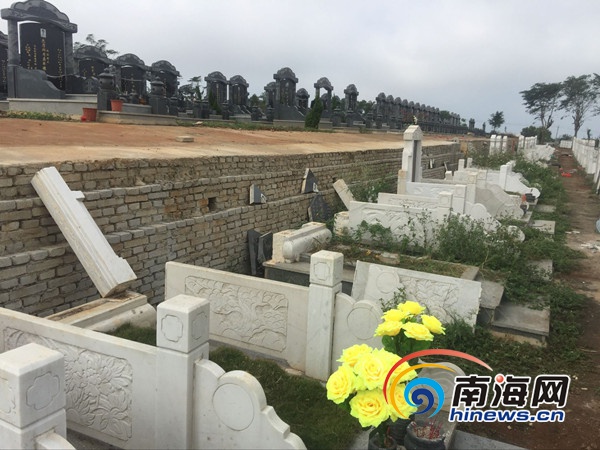 12月21日下午,南海网记者赶到海口市颜春岭公墓,在马先生妻子的漠碑