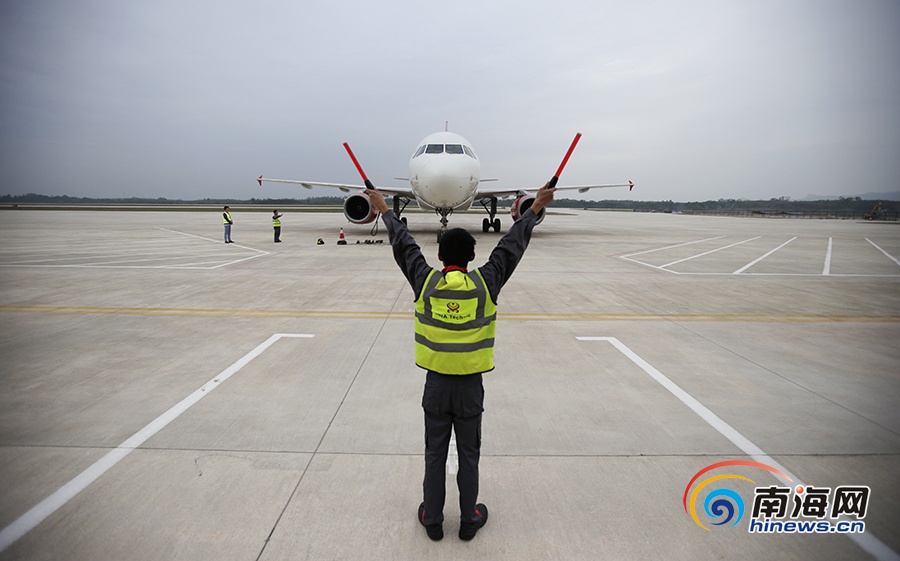 引导员指挥客机进入指定停机位置.南海网记者 刘洋 摄