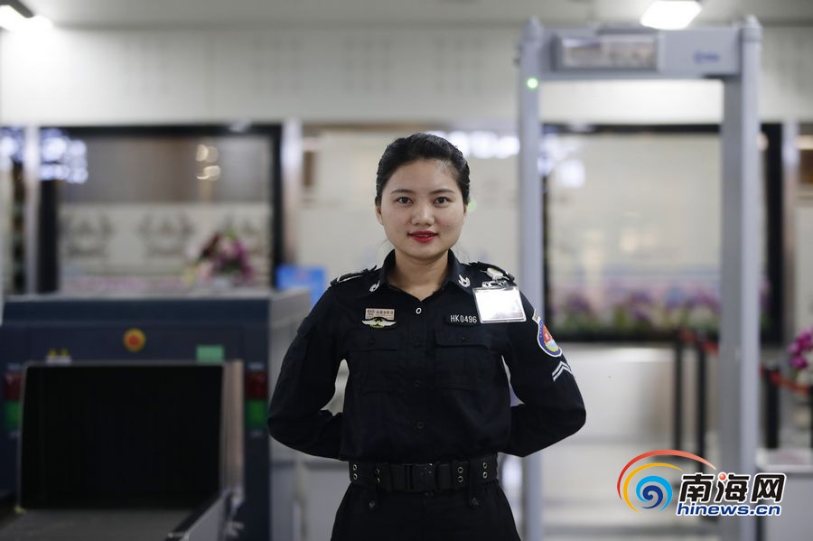 她叫刘雪儿,是海口美兰国际机场的一名安检工作人员.