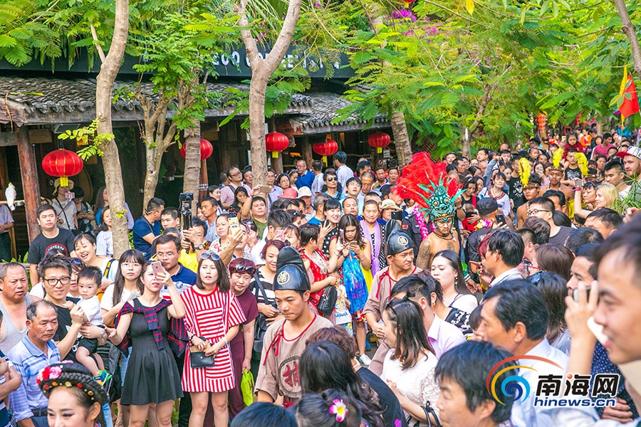 高清组图:春节临近超50万东北人来三亚 三亚景区海滩人头攒动- 南海网