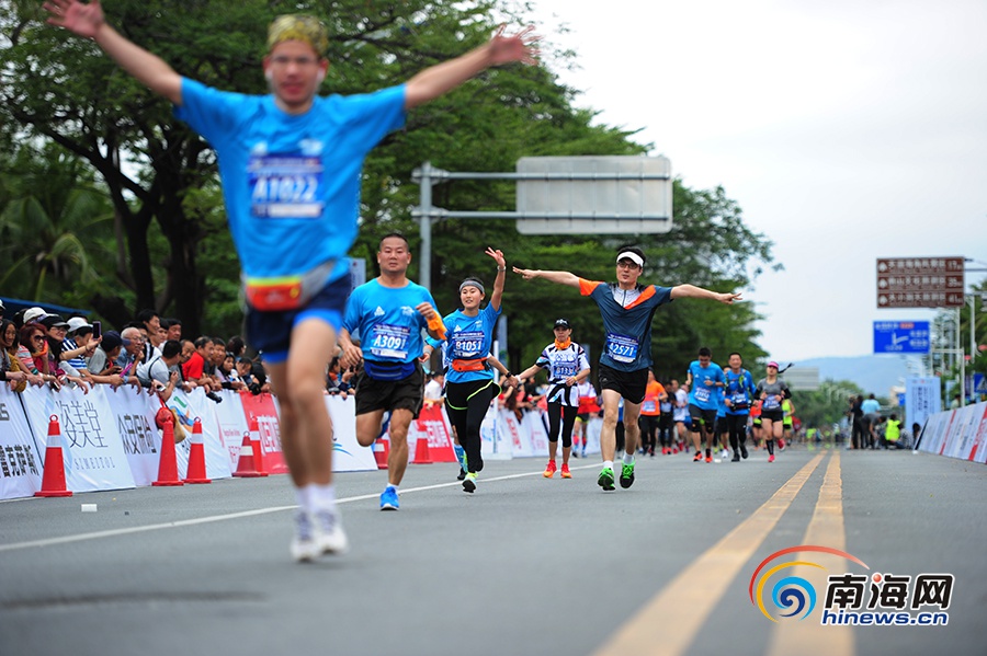 组图| 三亚马拉松落幕 数万跑友狂欢