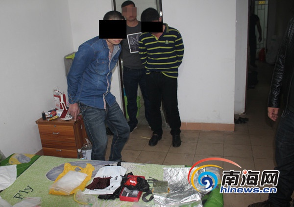 方式,交易方法,见面地点,"大姐"廖某则利用自己女性身份隐藏毒贩身份