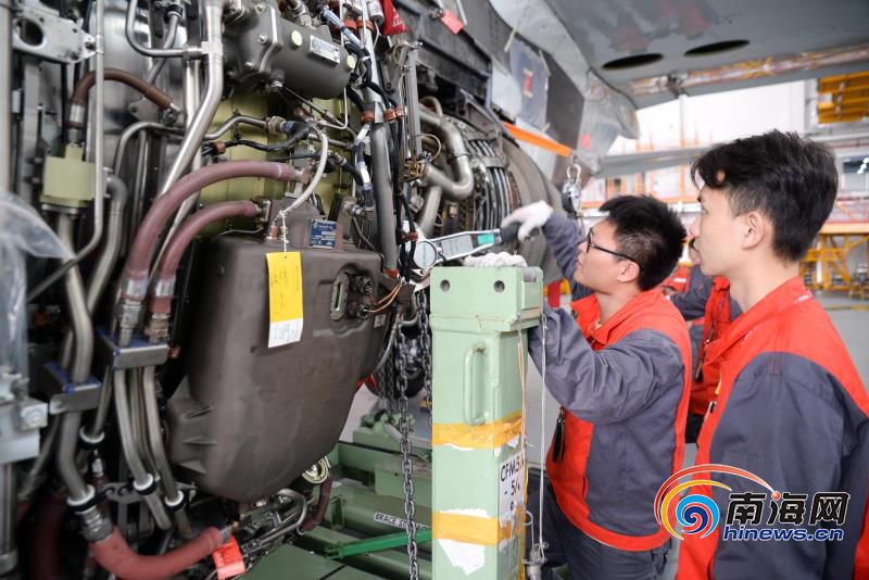 海口美兰国际机场海航2号机库,海航机务正在对飞机做维护保养,确保