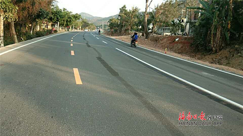 225国道南山"四个一"交通配套工程两车道拓宽三车道通车.记者武威摄