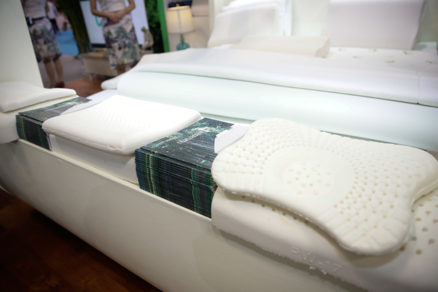 在海垦集团展馆,展出特色乳胶床垫.南海网记者 刘洋摄