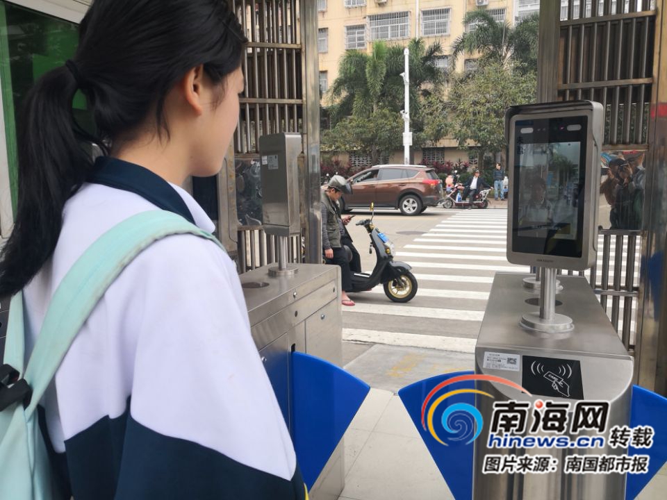 10日,海口实验中学的学生"刷脸"出入学校.