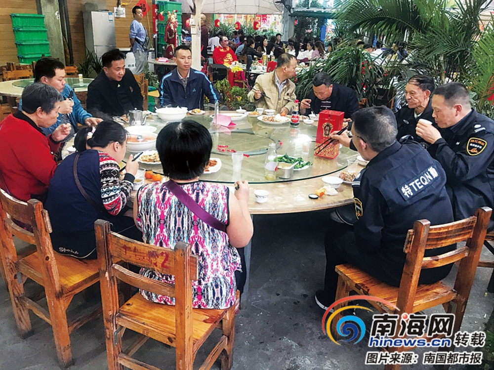 保安人员围桌而坐享受美食.南国都市报记者林师堂摄