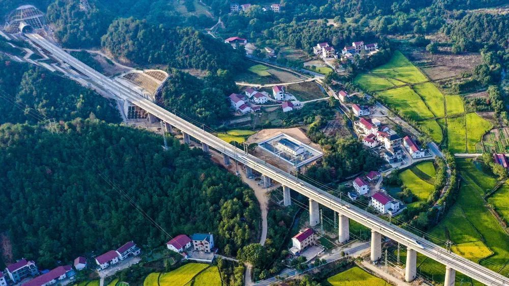 革命老区这条新高铁,一路美如画!- 南海网客户端