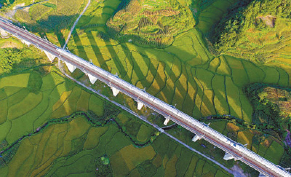 &uarr;动车奔驰在宜万铁路湖北恩施土家族苗族自治州境内.