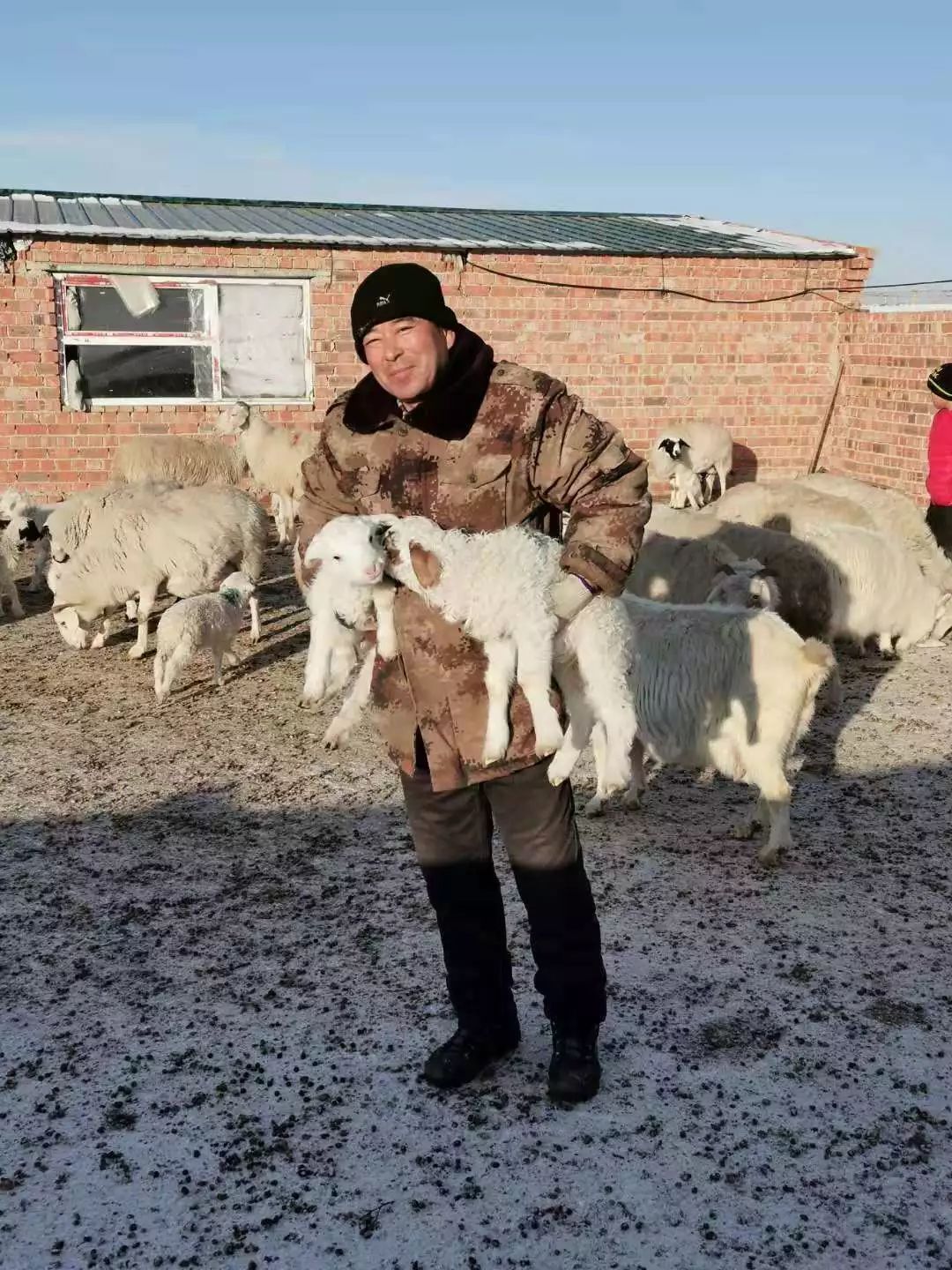 邵帅志抱着小羊羔