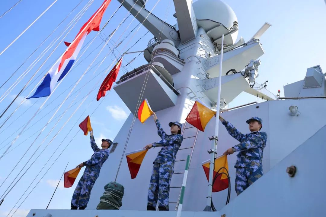 信号兵打出"向祖国人民拜年"的旗语.