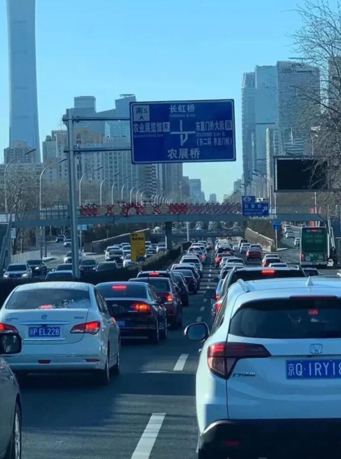 网友3:一夜回到大北京堵车状态!我都有点懵圈了,不过很开心这么多人和