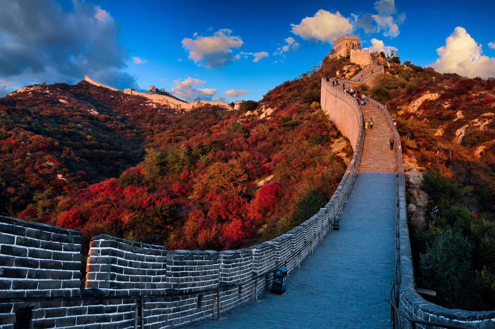 八达岭长城景区相关负责人表示,为把长城美景献给"最美逆行者"白衣