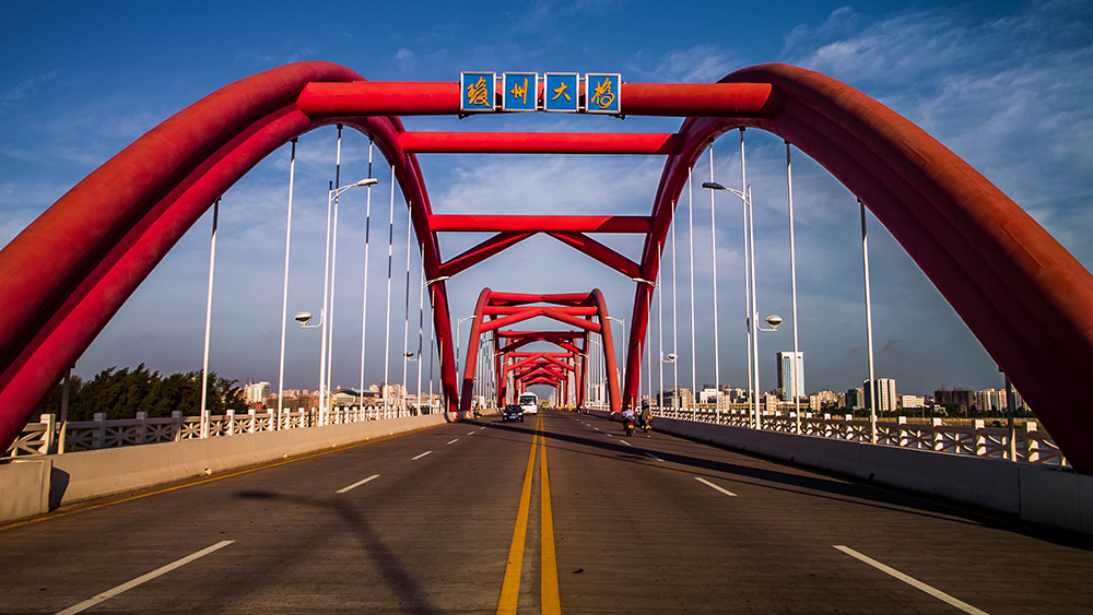 2008年7月24日,横跨南渡江的琼州大桥.