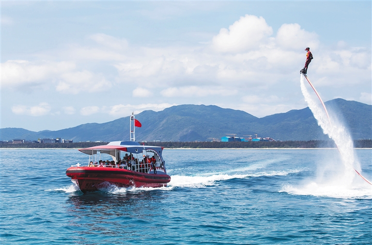 游客在三亚蜈支洲岛景区体验水上飞人项目.武昊 供图
