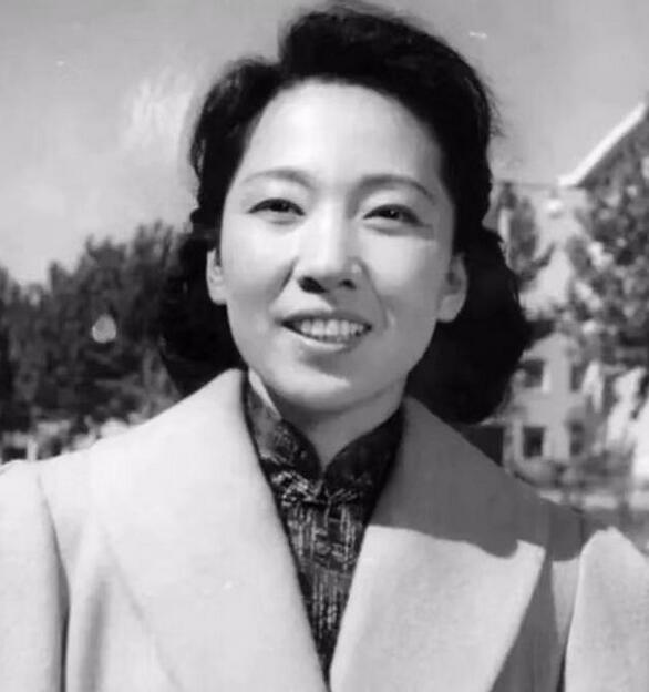 《龙须沟》里的程娘子,《林家铺子》里的张寡妇,《革命家庭》中的周莲