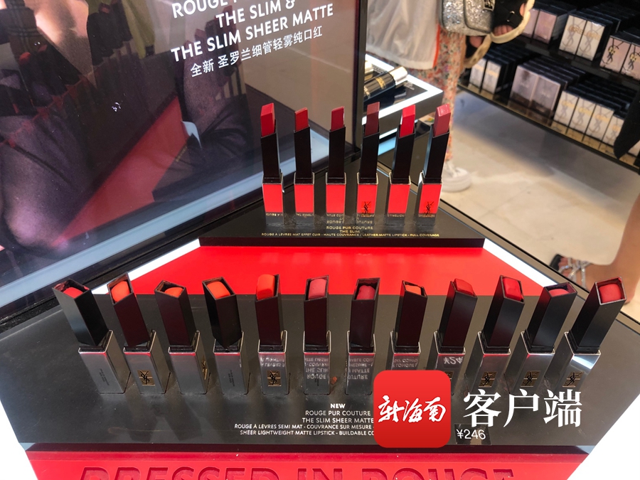 ysl圣罗兰口红专柜.记者 谭琦 摄