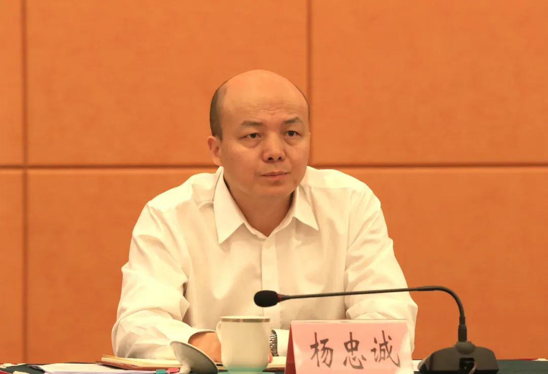 儋州市委副书记,政法委书记杨忠诚在会上汇报儋州扫黑除恶工作情况.