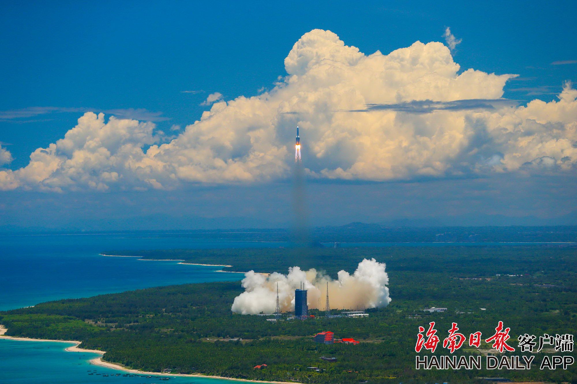 天问一号探测器传回地月合影