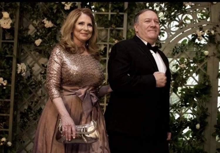 蓬佩奥和妻子苏珊身穿盛装出席晚宴 图片来源:nbc