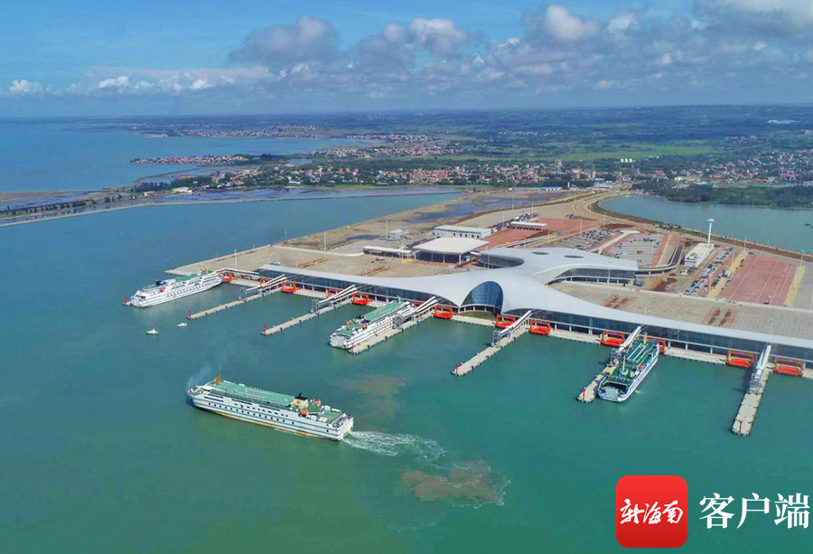 9月26日上午10点从徐闻港,首班船紫荆二十二号轮船从徐闻港缓缓驶出.