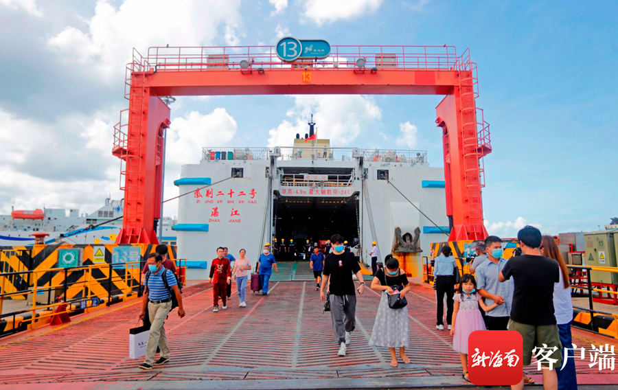 11点30分左右首班船紫荆二十二号轮船在新海港靠岸后乘客下车.