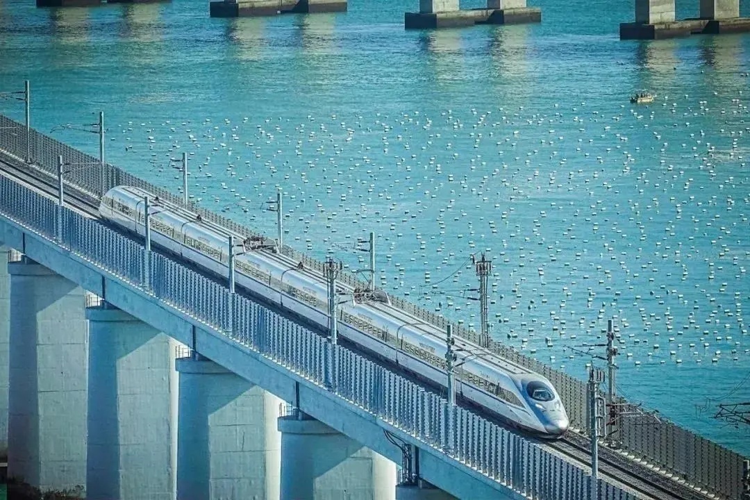 动车组列车通过平潭海峡公铁大桥.苏浩 摄