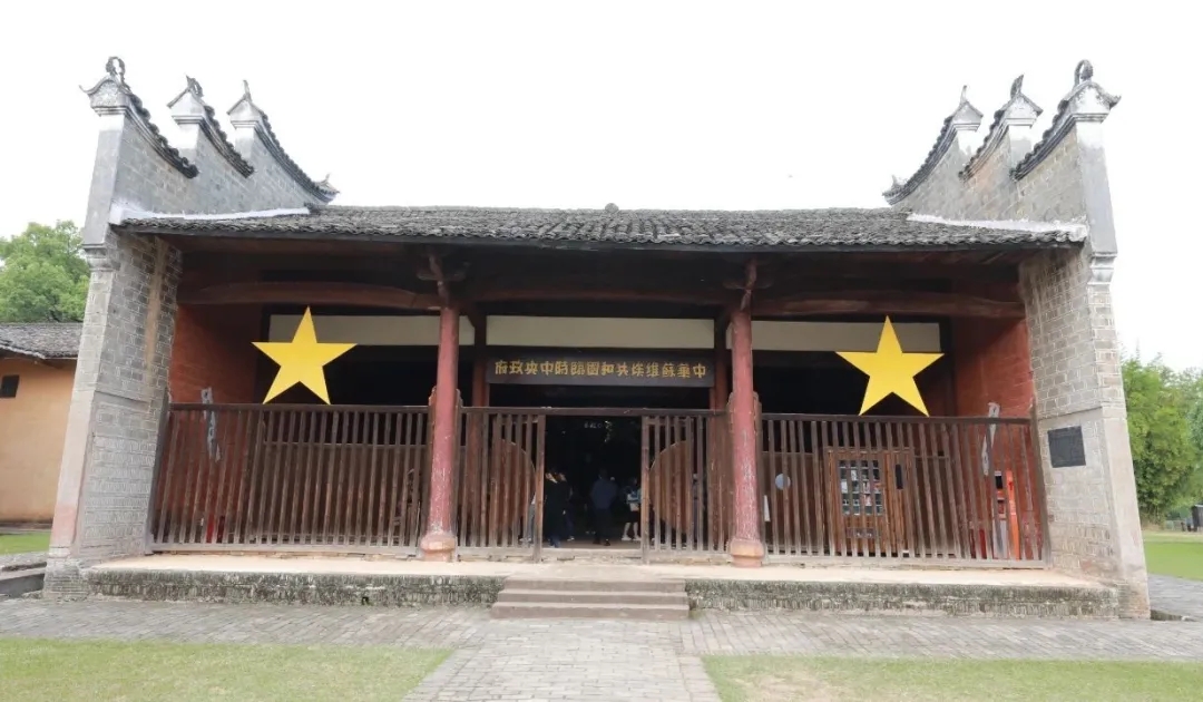 3万人,为国捐躯的达5万多人,孕育了萧华等56位共和国开国将军以及100