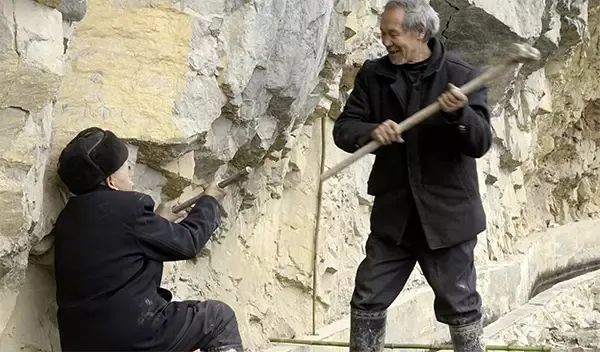 36年,"当代愚公"在悬崖上开了一条"生命渠"