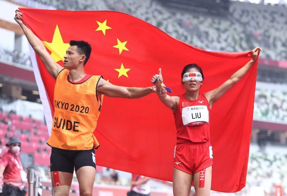 刘翠青(右)和领跑员徐冬林在比赛后庆祝胜利.新华社记者 杜潇逸 摄